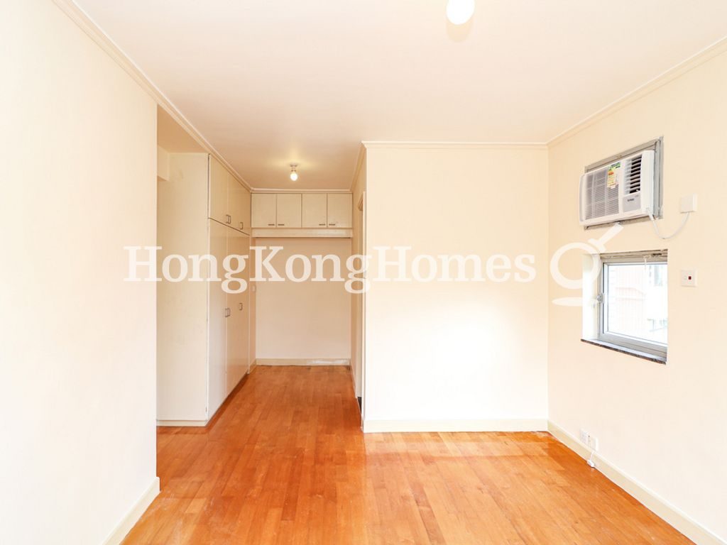 Built-in Wardrobe in Master Bedroom — Baguio Villa - Block 21, Pokfulam