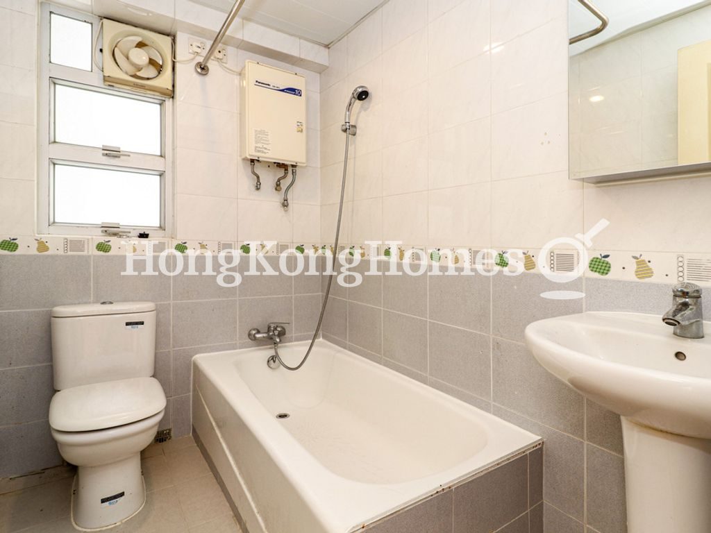 Guest Bathroom — Baguio Villa - Block 21, Pokfulam