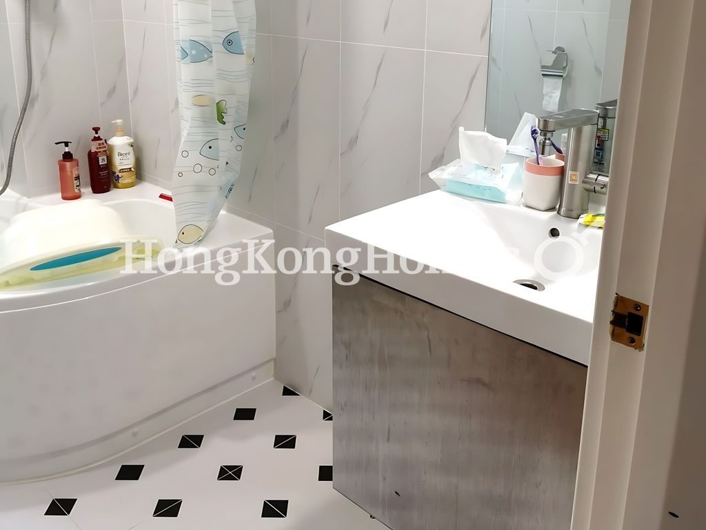 Bathroom — Crescent Heights, Mid-levels East