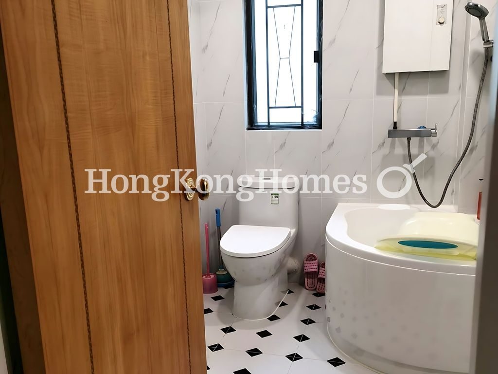 Bathroom — Crescent Heights, Mid-levels East