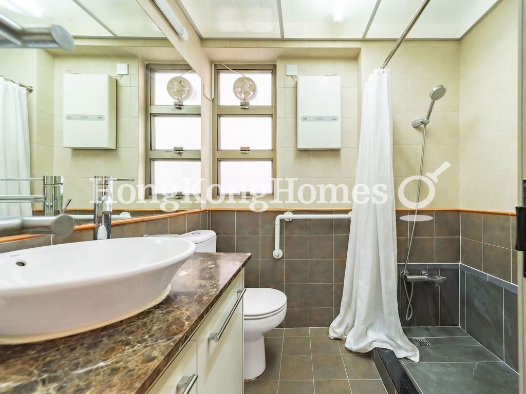Guest Bathroom — Phoenix Court - Block 02, Mid-levels East