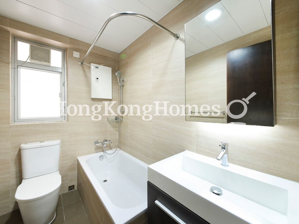 Guest Bathroom — Baguio Villa - Block 22, Pokfulam
