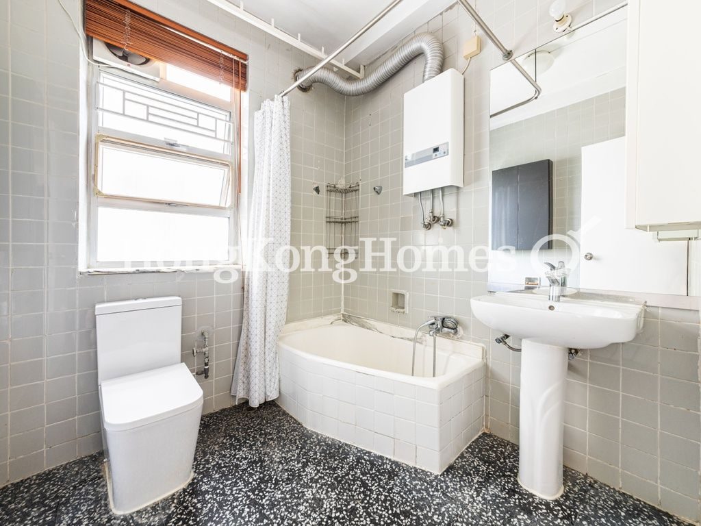 Guest Bathroom — Four Winds, Pokfulam