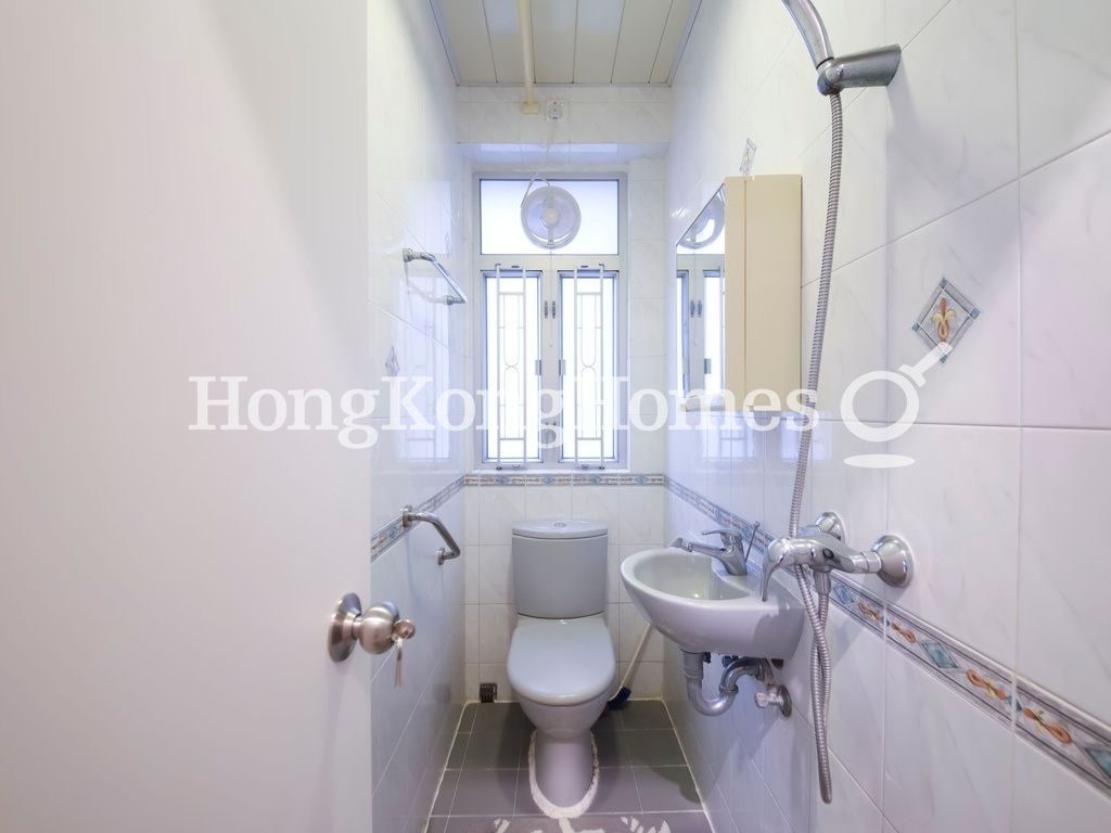 Guest Bathroom — Jing Tai Garden Mansion, Mid-levels West