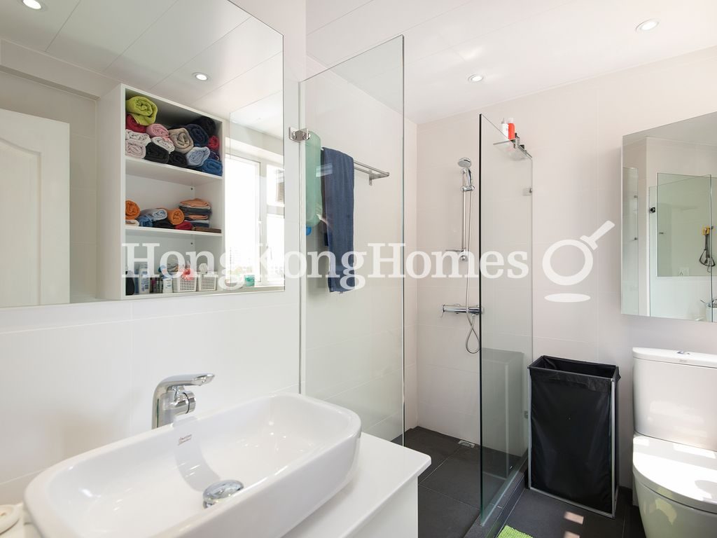 Master Bathroom — Phase 1 - Beach Village - Seahorse Lane - Block 08, Discovery Bay