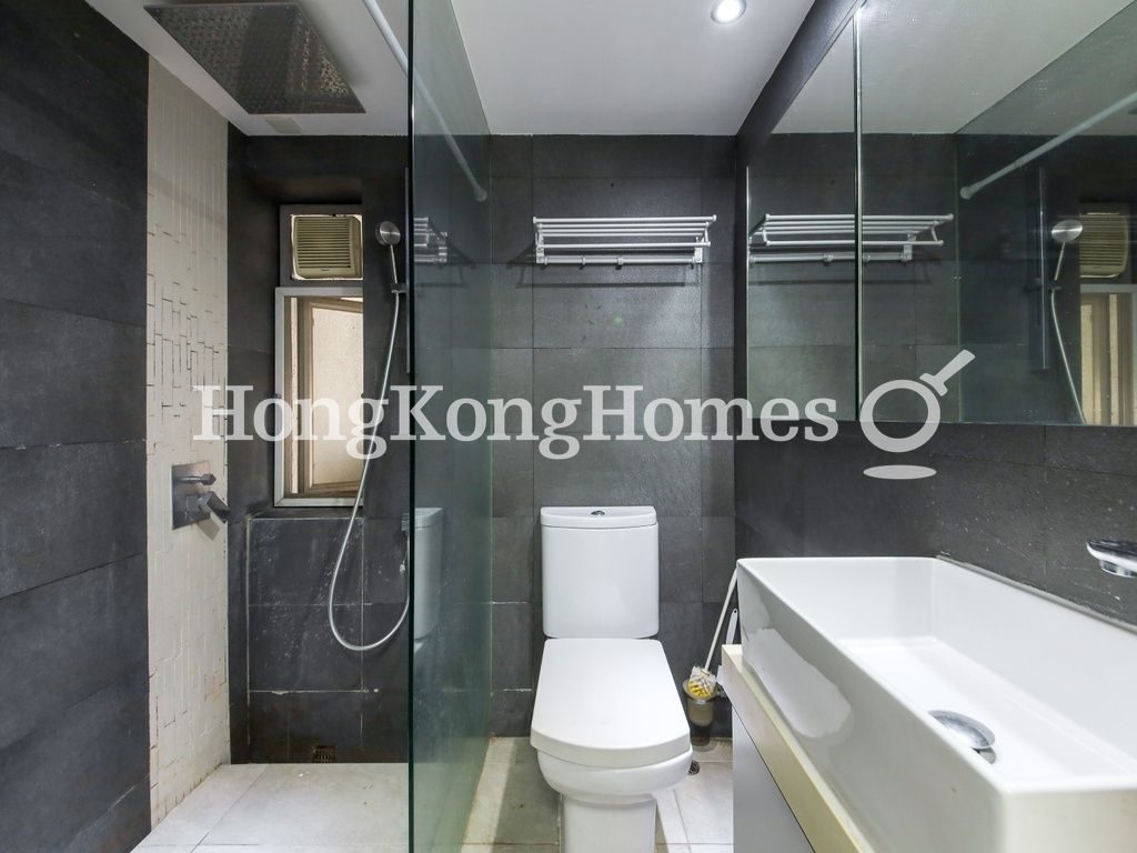 Bathroom — Tung Cheung Building, Sai Ying Pun