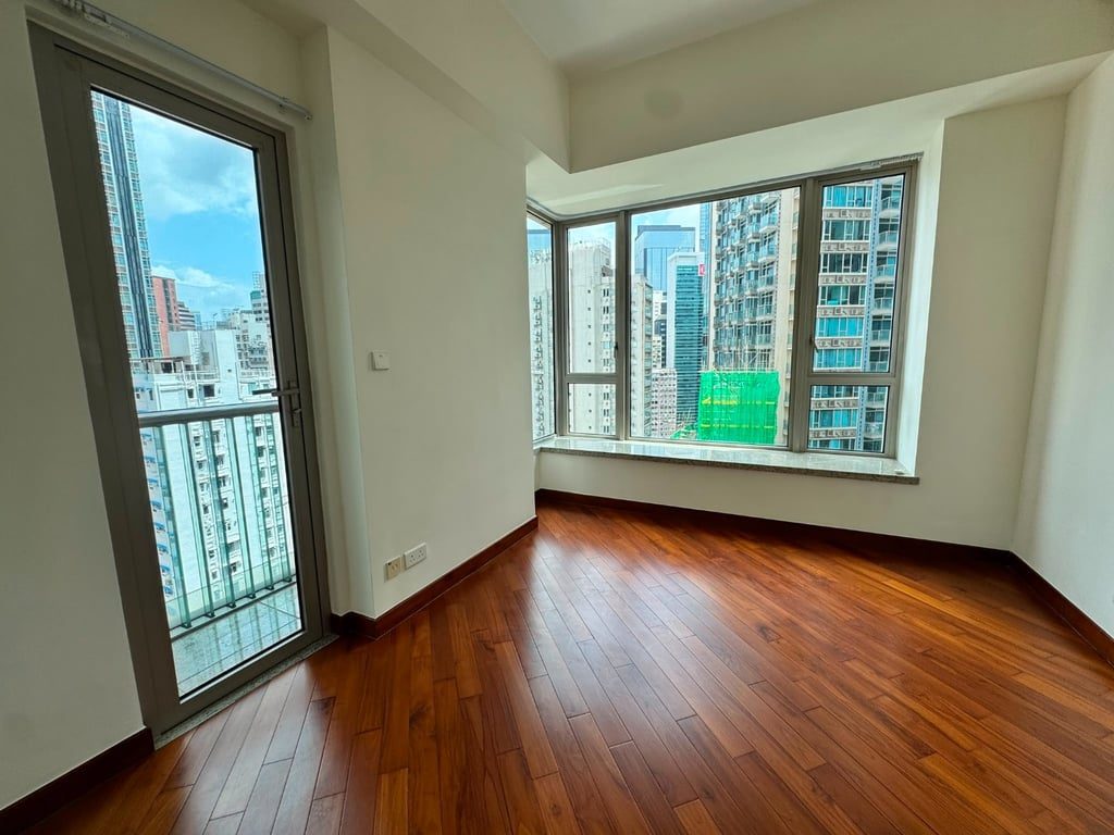 photo 5 — The Avenue, Wan Chai