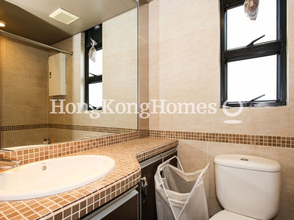 Guest Bathroom — St. Louis Mansion, Mid-levels Central