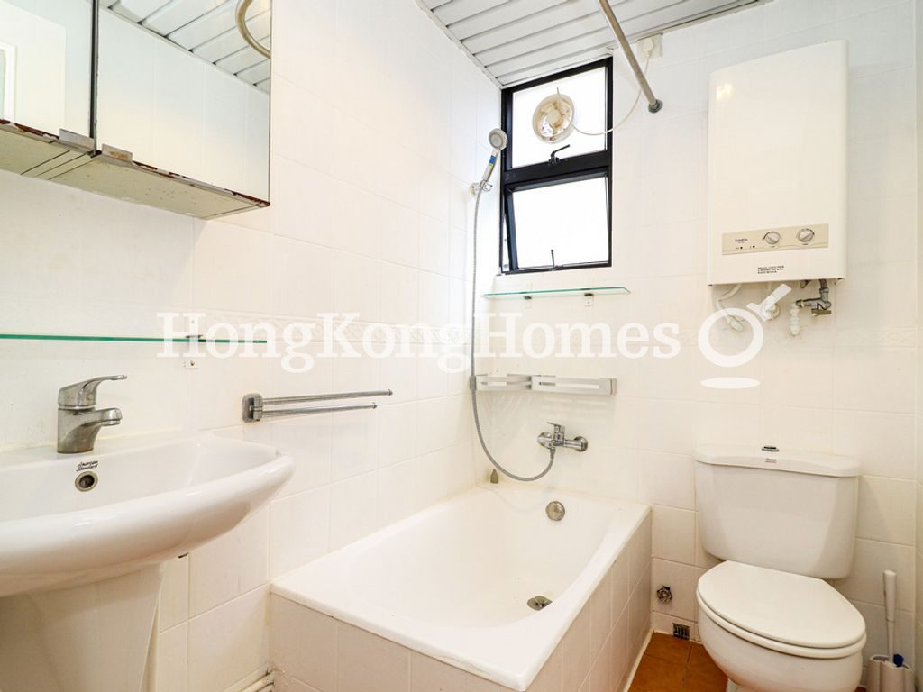Master Bathroom — Nikken Heights, Mid-levels West