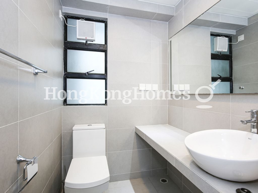 Guest Bathroom — Ying Piu Mansion, Mid-levels West