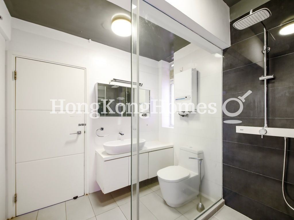 Guest Bathroom — Baguio Villa - Block 26, Pokfulam