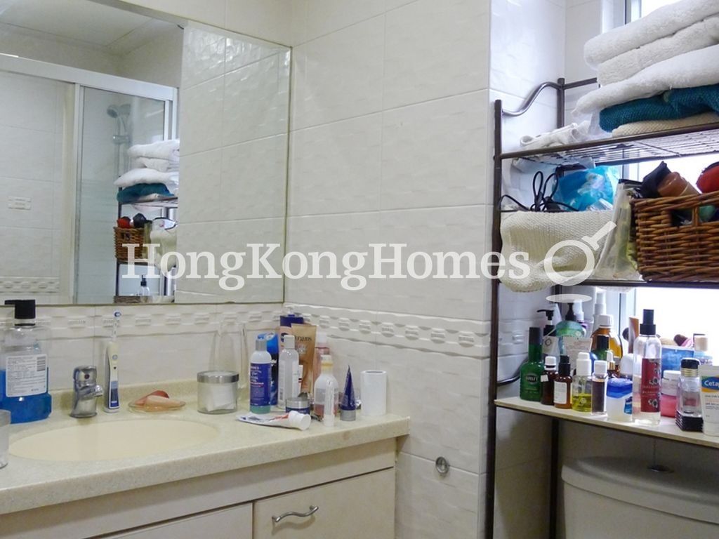 Master Bathroom — Hang Yue Building, Sai Ying Pun