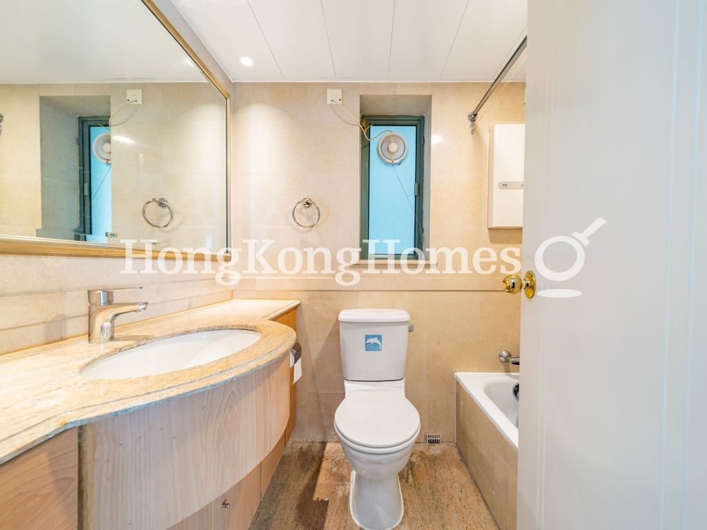 Guest Bathroom — Island Harbourview - Tower 10, Tai Kok Tsui
