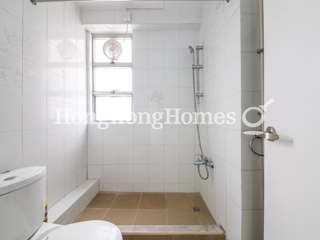 Guest Bathroom — Phoenix Court - Block 02, Mid-levels East