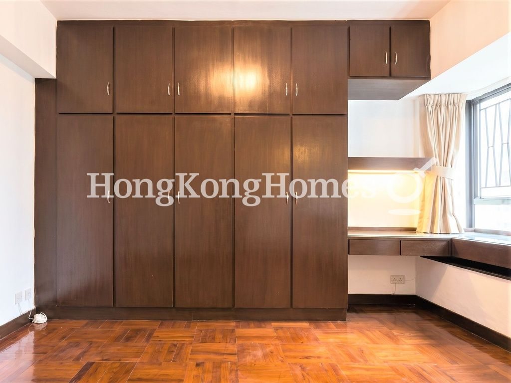 Built-in Wardrobe in Master Bedroom — The Grand Panorama III, Mid-levels West