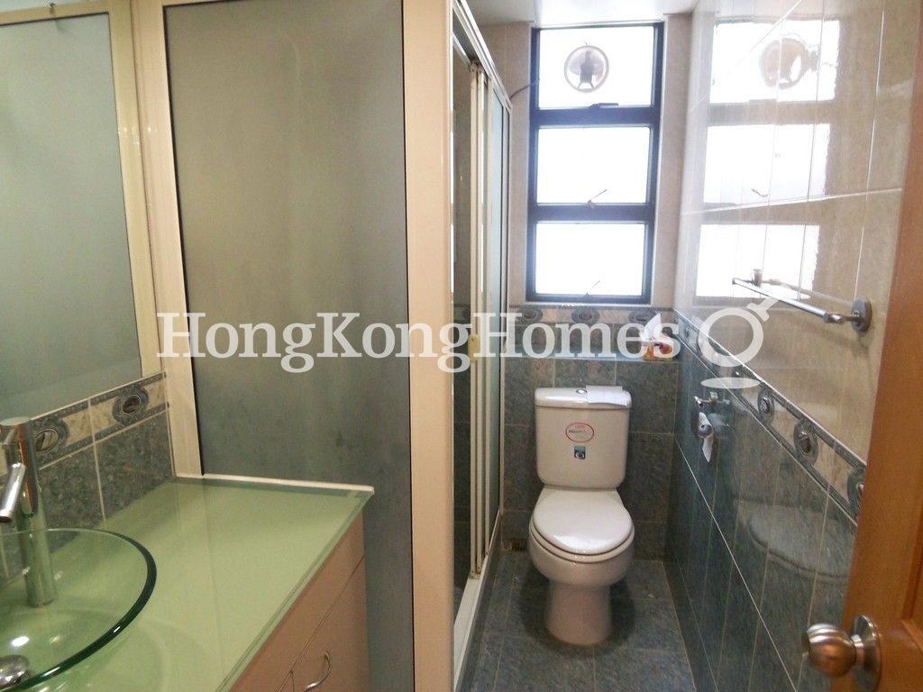 Guest Bathroom — Victoria Tower, North Point Hill