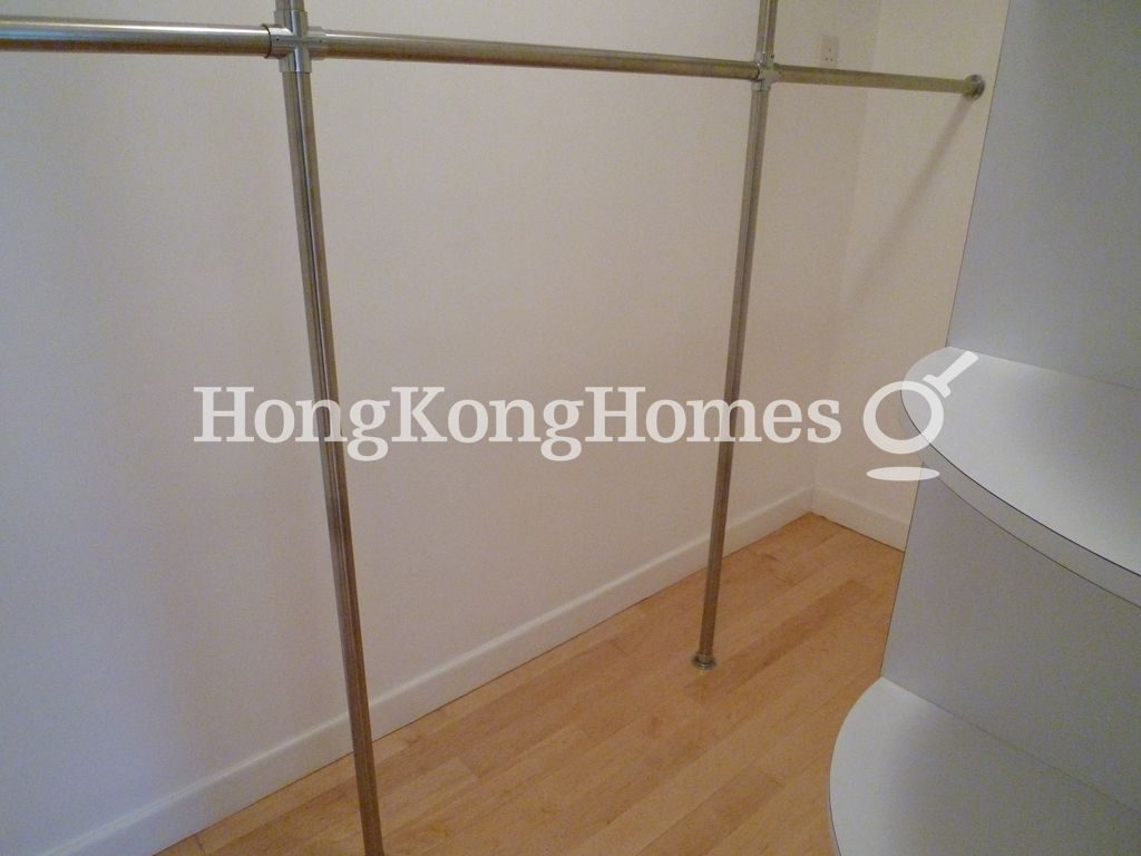 Walk-in Closet in Master Bedroom — Taikoo Shing - Kai Tien Mansion, Taikoo Shing