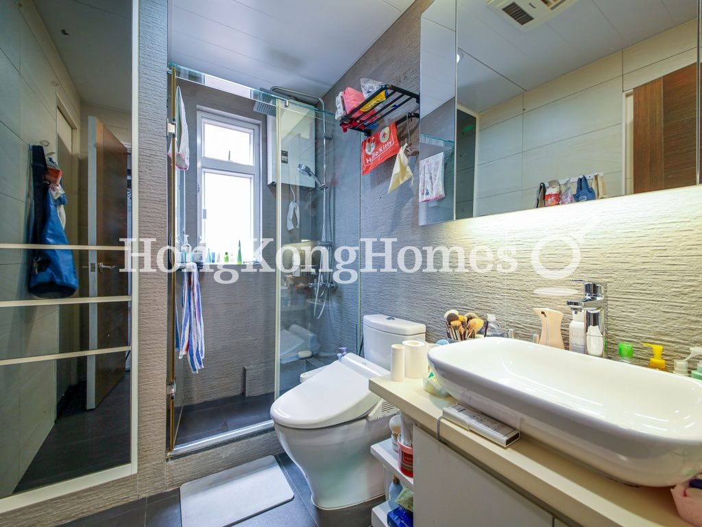 Guest Bathroom — Broadview Terrace, North Point Hill