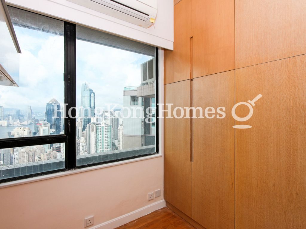Walk-in Closet in Master Bedroom — Ying Piu Mansion, Mid-levels West