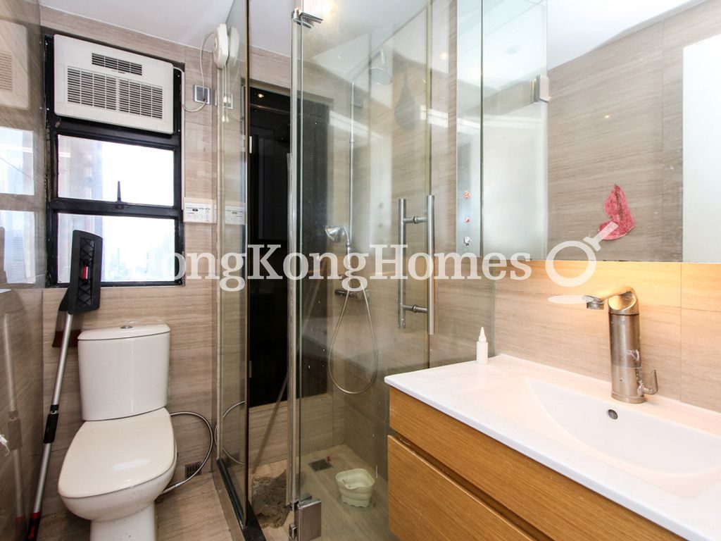 Guest Bathroom — Ying Piu Mansion, Mid-levels West
