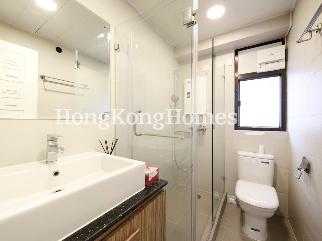 Guest Bathroom — Ying Piu Mansion, Mid-levels West