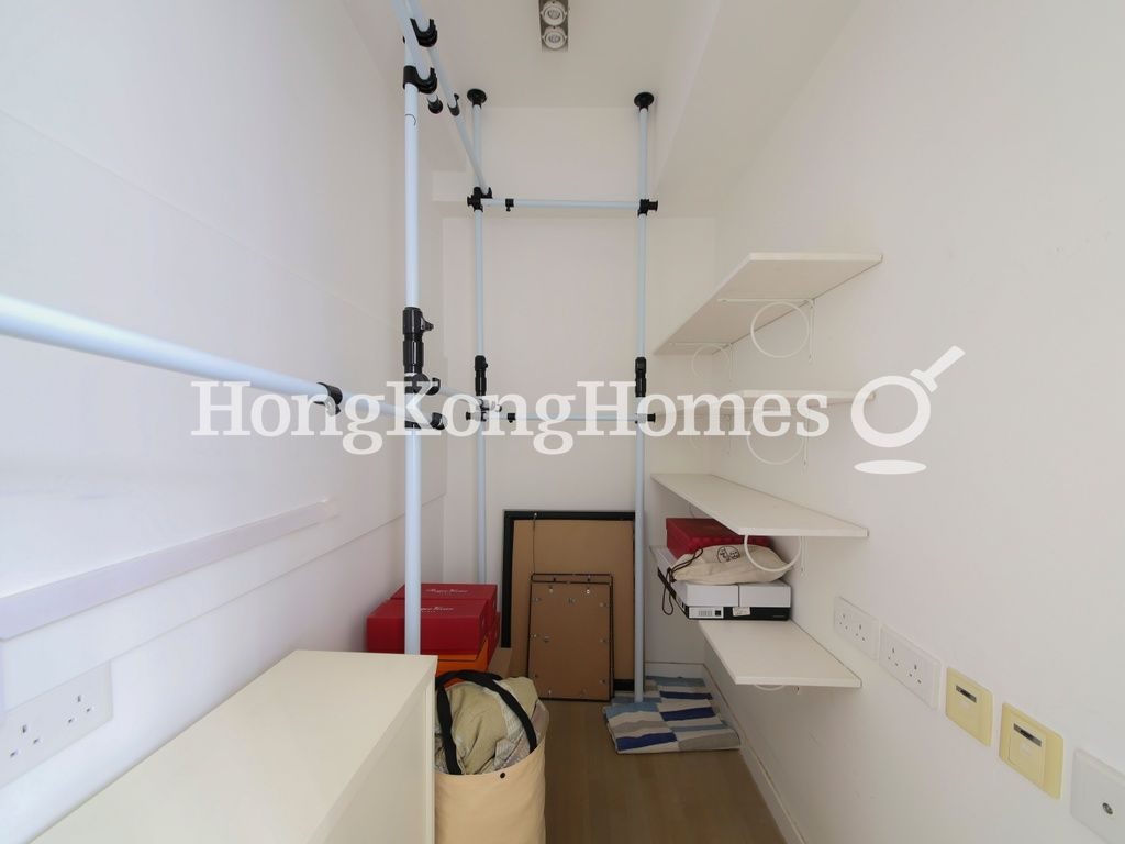 Walk-in Closet in Master Bedroom — Emerald Garden, Pokfulam