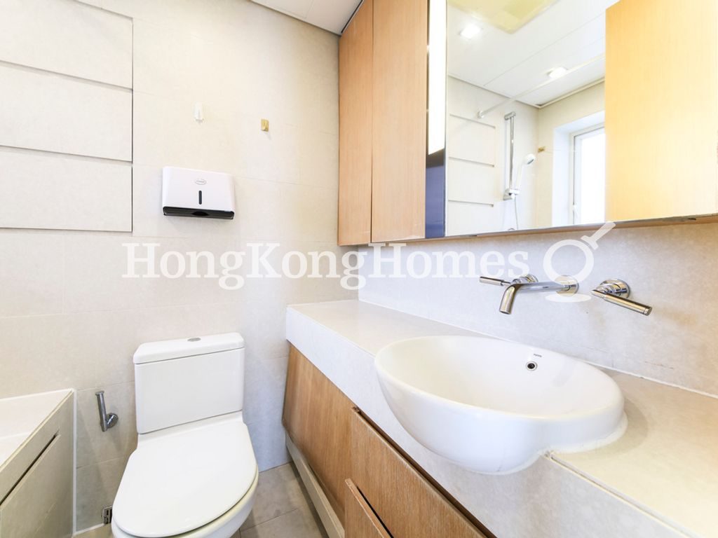 Guest Bathroom — Island Lodge, North Point