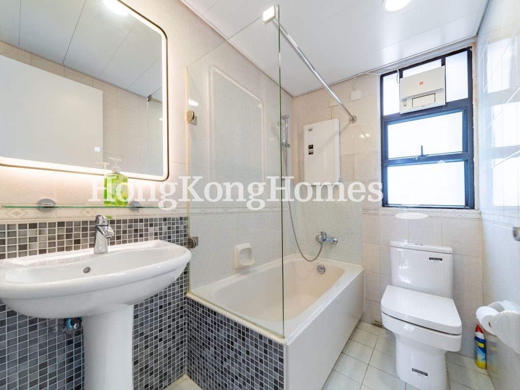 Guest Bathroom — Ying Piu Mansion, Mid-levels West