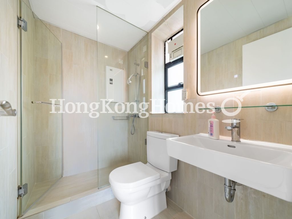 Master Bathroom — Ying Piu Mansion, Mid-levels West