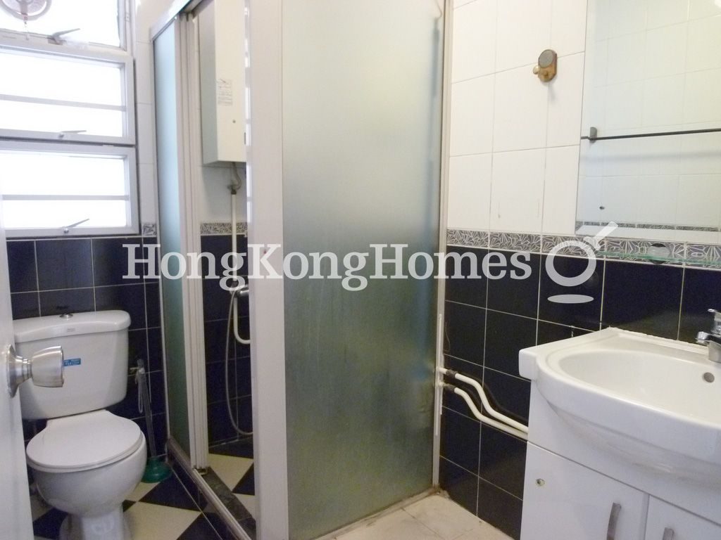 Guest Bathroom — Baguio Villa - Block 22, Pokfulam