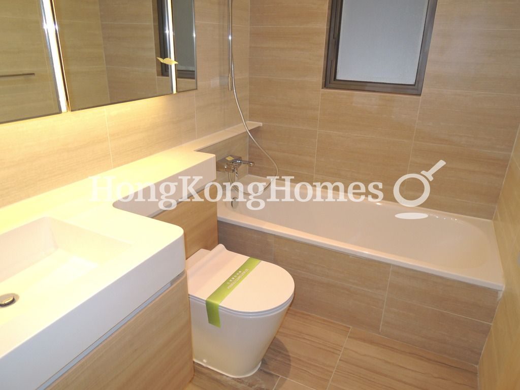 Guest Bathroom — Dragons Range - Court D - Tower 1, Shatin / Fo Tan