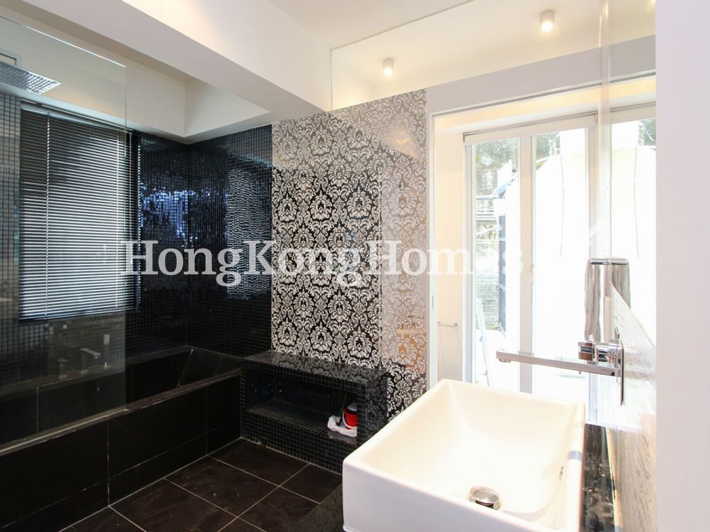 Master Bathroom — Hanwin Mansion, Mid-levels West