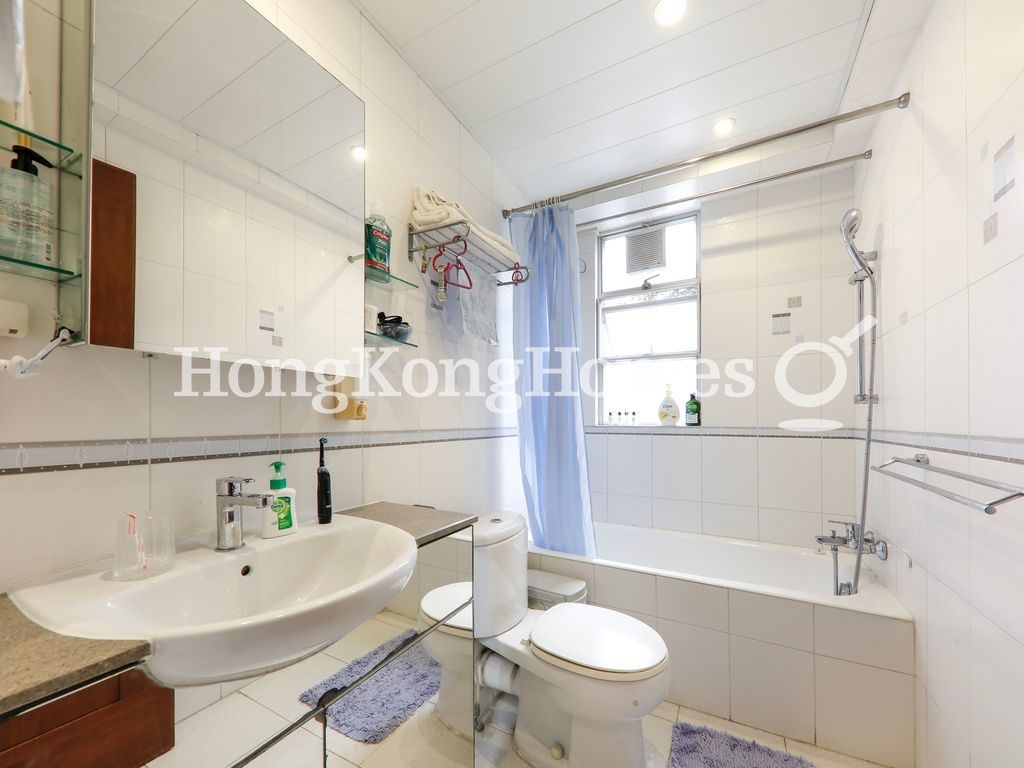 Master Bathroom — Phoenix Court - Block 05, Mid-levels East