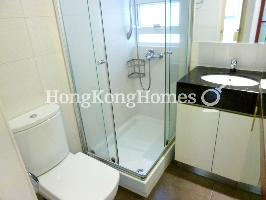 Guest Bathroom — Phoenix Court - Block 05, Mid-levels East